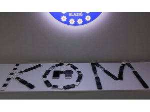 Otomobilde kaçak 45 telefon ele geçirildi