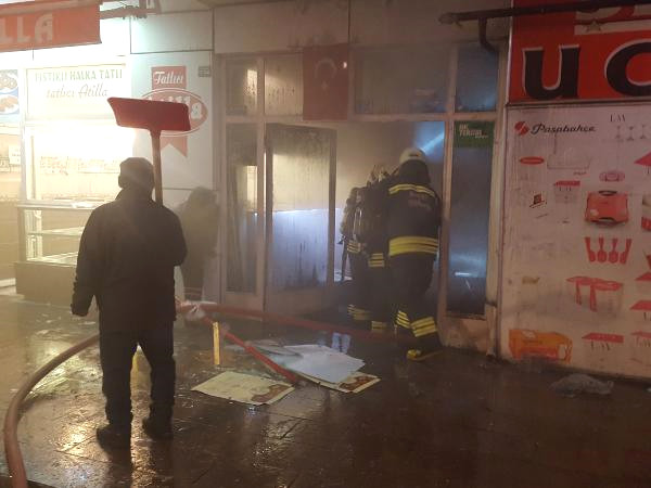 İş Merkezinde Yangın Çıktı, Tatlıcı Tatlılarını Kaçırdı