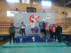 Halterde 3 bronz madalya