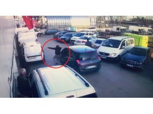 Cep telefonuyla görüşürken otomobile çarptı