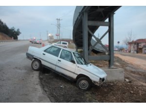 Kontrolden çıkan araç, üst geçidin ayağına çarparak durabildi, 1 yaralı