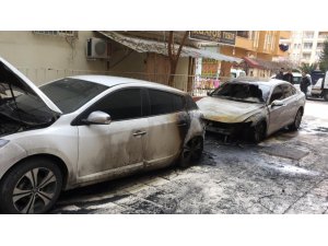 Park halindeki otomobiller ateşe verildi