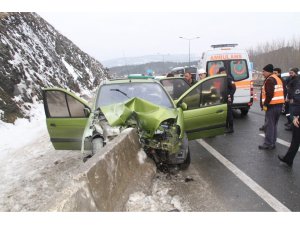 Otomobil beton bariyerlere çarptı; 2 yaralı