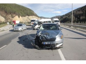 Otomobil minibüse çarptı: 3 yaralı