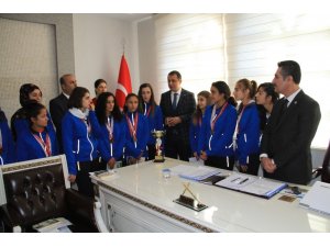 Bismil Fatih Anadolu Lisesi Kız Futbol Takımı şampiyon oldu