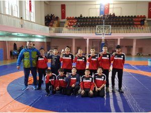 Yerköylü öğrenciler güreş turnuvasında 7 madalya aldı
