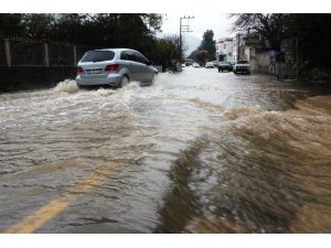 Bodrum’da duvarlar çöktü, evleri su bastı, araçlar hurdaya döndü