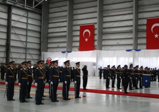Pilot teğmenlerin mezuniyet töreni