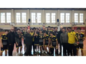 Hentbolda gençler kupaları kaldırdı