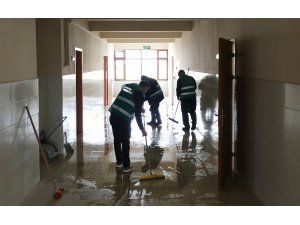 Seydişehir'de okullardaki tadilat ve boya işlerini yükümlüler yapıyor