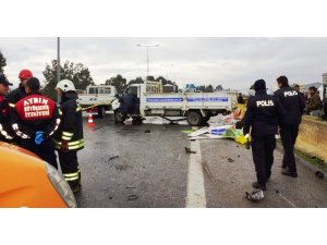 Kontrolden çıkan kamyonet bariyerleri yıktı: 1 ölü, 3 yaralı