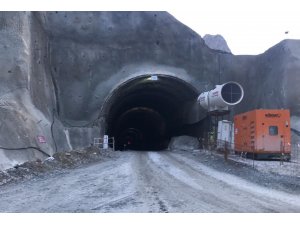 Yusufeli’de tünel çalışmasında üzerine kaya düşen 2 işçi yaralandı