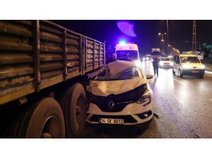 Otomobil tırın altına girdi: 1 yaralı