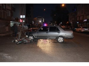 Otomobille elektrikli bisiklet çarpıştı: 3 yaralı