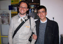 Turistlere gönüllü rehberlik yapıyor