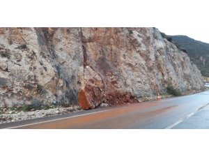 Kaş-Kalkan karayoluna kaya parçası düştü