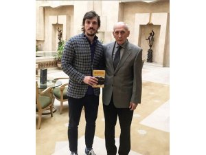 Ergin Keleş, 19 yıl önce Özkan Sümer’den aldığı kitabı teslim etti