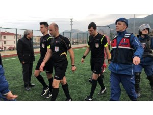 Olaylı maçın hakemleri gözlemcinin araya girmesi ise şikayetten vazgeçti