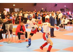 Büyükşehir’in milli sporcuları kick boks’ta tarih yazdı