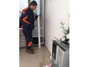Dolap, arasına sıkışan kedi kurtarıldı