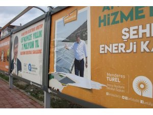 Başkan Türel’in afişlerine çirkin saldırı