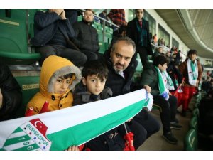 Başkan maçı Nusaybinli çocuklarla izledi
