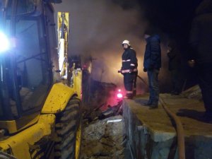 Yangın çıktı, tüp patladı, ev harabeye döndü anne ve 2 çocuğu şans eseri hafif yaralı kurtuldu
