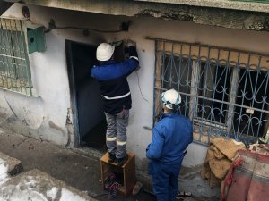 Çocuklarını kurtarmak için alevlerin arasına daldı