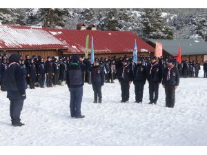 Öğrenciler izcilik kampında kış şartlarında yaşamayı öğreniyor
