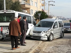 Kaza yapan iki araç yayaların arasında daldı: 3 yaralı