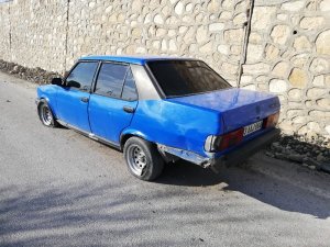 Yamaçtan yuvarlanan taşlar, araca zarar verdi