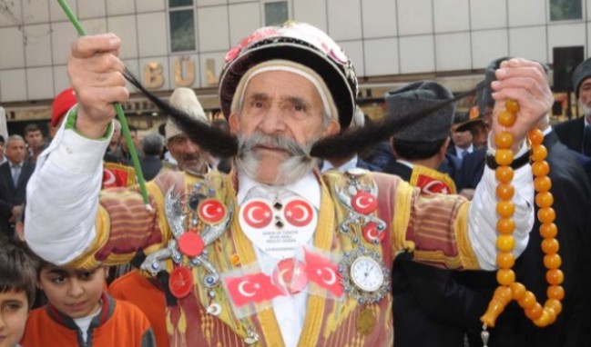 Dünya bıyık şampiyonu Pala Mevlüt'ten acı haber!