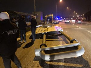 Damperi açılan tır yönlendirme tabelalarını yıktı