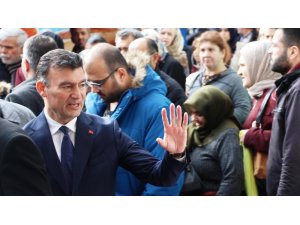 Ümmet Akın, Efeler’de pazarcı esnafını ziyaret etti