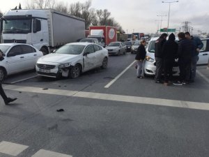 Sultangazi’de kaza üstüne kaza: Kilometrelerce araç kuyruğu oluştu