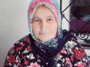 Karısını 15 bıçak darbesiyle öldürüp cesedin başında polisi aramış