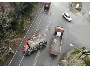 Avcılar’da kamyon devrildi, meşrubatlar yola saçıldı