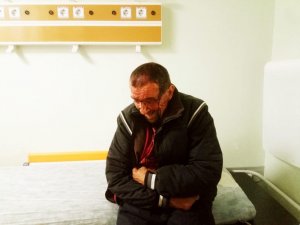 Çıkan kavgada zihinsel engelli şahsı kafasından odunla yaraladılar