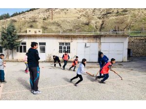 Asfaltta hokey öğrenip şampiyonaya gidiyorlar