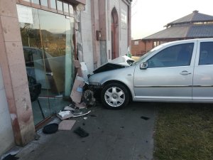 Fren yerine gaza basınca muhtarlık binasına girdi