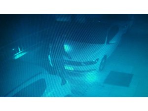 Kar maskeli 2 kişinin otomobilleri ateşe verdiği anlar kamerada