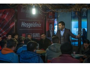 Gençler CHP Kuşadası Belediye Başkan Adayı Ömer Günel’i seçim bürosunda ziyaret etti