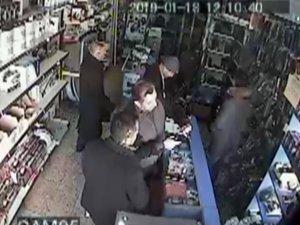Hırsız dede güvenlik kamerasına yakalandı