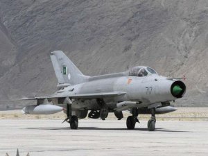 Pakistan’da askeri uçak düştü