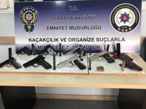 Isparta’da silah ticareti yapan 8 kişi yakalandı