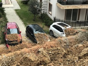 Kuşadası’nda istinat duvarı çöktü, araçlar altında kaldı