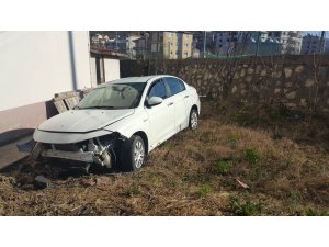 Virajı alamayan otomobil, evin bahçesine uçtu