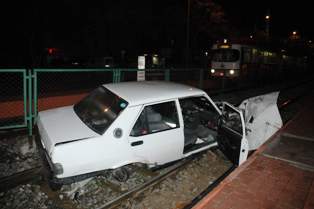 Alkollü sürücü tramvay yoluna uçtu