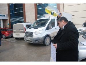Üzerine benzin döktü kendini yakmaya kalktı