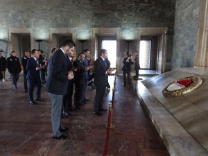 Ülkü Ocakları’ndan Anıtkabir’e ziyaret